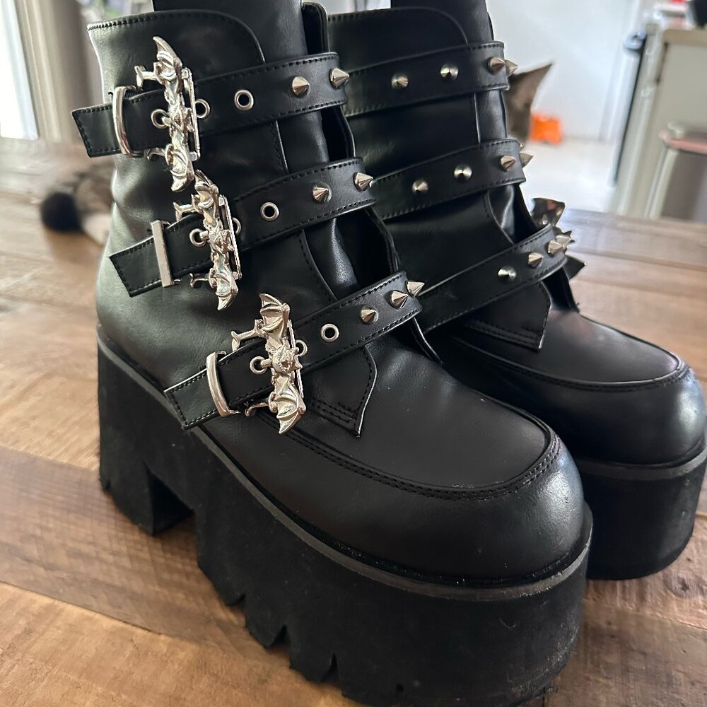 Demonia ASHES-55, size 8, Platform Boots
